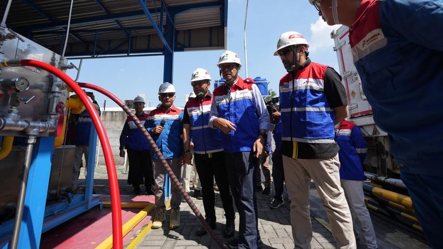 Wakil Menteri ESDM Yuliot Tanjung (tengah) didampingi Direktur Utama PGN Arief K. Risdianto dan Direktur Strategi dan Pengembangan Bisnis PGN Mirza Mahendra, berinteraksi dengan pelanggan jargas CNG di Sleman, Yogyakarta (19/6). (Dok. PT PGN (Persero