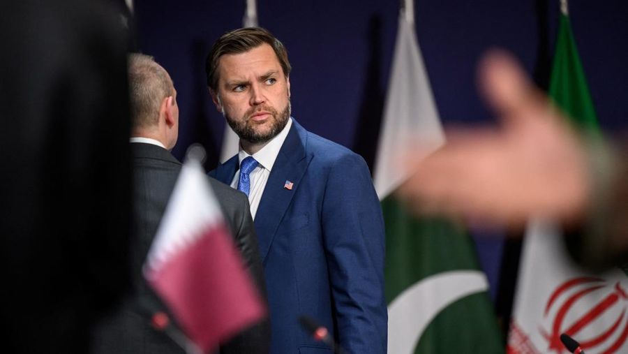 Wakil Presiden AS JD Vance tampak memperhatikan sebelum pertemuan segi empat antara Amerika Serikat, Iran, Pakistan, dan Qatar di kompleks hotel mewah Burgenstock yang menghadap Danau Lucerne, Swiss, pada 21 Juni 2026. (Fabrice Coffrini/Pool via REUT