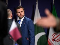 Wakil Presiden AS JD Vance tampak memperhatikan sebelum pertemuan segi empat antara Amerika Serikat, Iran, Pakistan, dan Qatar di kompleks hotel mewah Burgenstock yang menghadap Danau Lucerne, Swiss, pada 21 Juni 2026. (Fabrice Coffrini/Pool via REUT