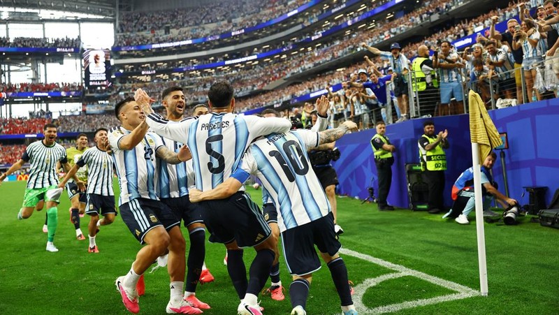 Argentina memuncaki klasemen sementara Grup J Piala Dunia 2026 usai mengalahkan Austria di Stadion AT&T, Senin (22/6) atau Selasa (23/6/2026) WIB. (REUTERS/Kai Pfaffenbach)
