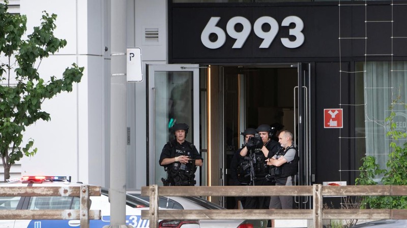 Baku tembak terjadi antara petugas kepolisian dan pelaku penembakan di kota Cote des Neiges, Montreal, Kanada, pada Senin (22/6/2026) pagi waktu setempat. (REUTERS/Peter McCabe)