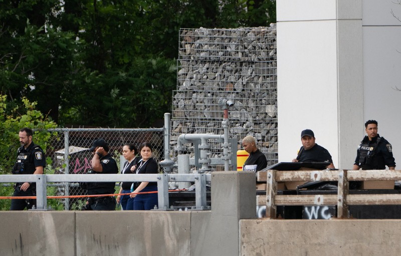 Baku tembak terjadi antara petugas kepolisian dan pelaku penembakan di kota Cote des Neiges, Montreal, Kanada, pada Senin (22/6/2026) pagi waktu setempat. (REUTERS/Peter McCabe)