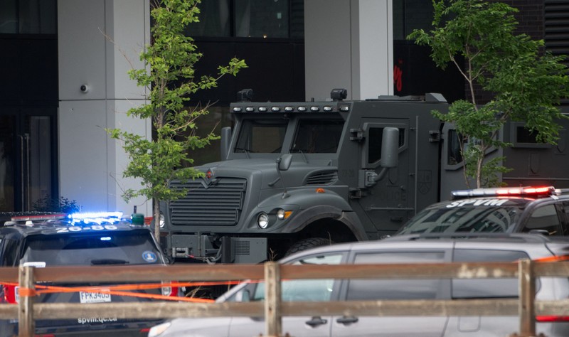 Baku tembak terjadi antara petugas kepolisian dan pelaku penembakan di kota Cote des Neiges, Montreal, Kanada, pada Senin (22/6/2026) pagi waktu setempat. (REUTERS/Peter McCabe)