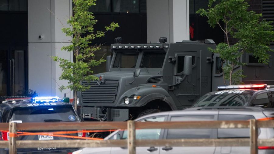 Baku tembak terjadi antara petugas kepolisian dan pelaku penembakan di kota Cote des Neiges, Montreal, Kanada, pada Senin (22/6/2026) pagi waktu setempat. (REUTERS/Peter McCabe)