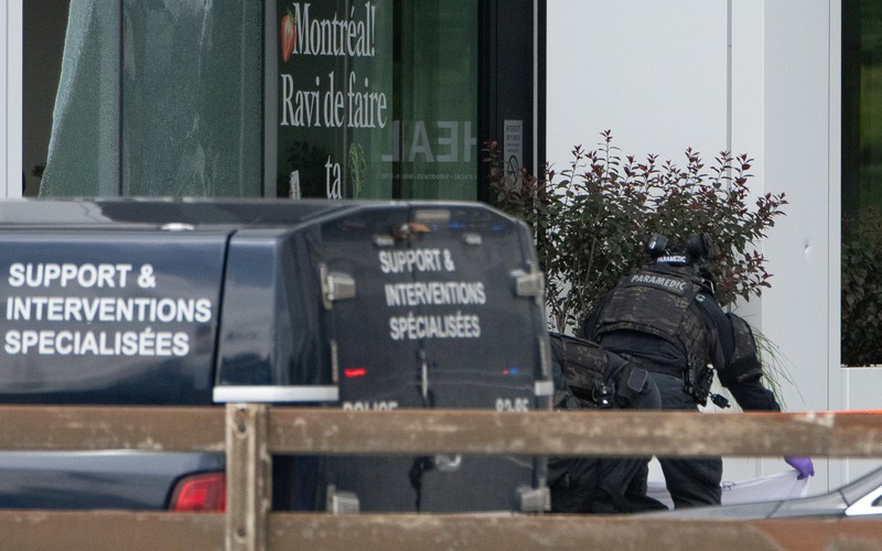 Baku tembak terjadi antara petugas kepolisian dan pelaku penembakan di kota Cote des Neiges, Montreal, Kanada, pada Senin (22/6/2026) pagi waktu setempat. (REUTERS/Peter McCabe)