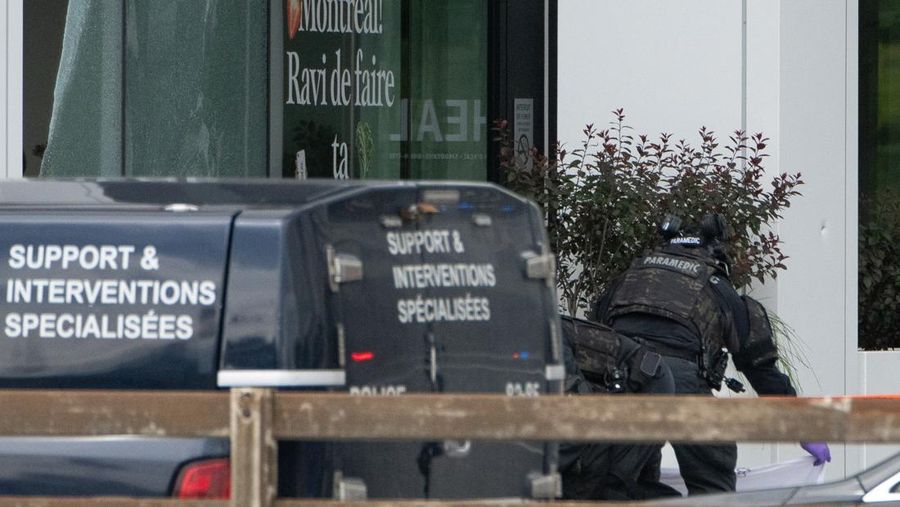 Baku tembak terjadi antara petugas kepolisian dan pelaku penembakan di kota Cote des Neiges, Montreal, Kanada, pada Senin (22/6/2026) pagi waktu setempat. (REUTERS/Peter McCabe)