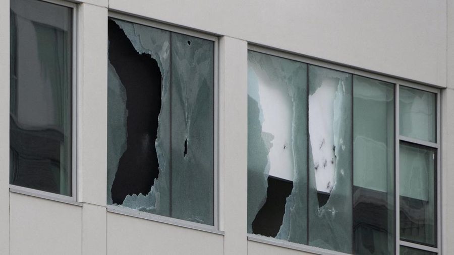 Baku tembak terjadi antara petugas kepolisian dan pelaku penembakan di kota Cote des Neiges, Montreal, Kanada, pada Senin (22/6/2026) pagi waktu setempat. (REUTERS/Peter McCabe)
