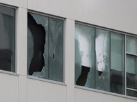 Baku tembak terjadi antara petugas kepolisian dan pelaku penembakan di kota Cote des Neiges, Montreal, Kanada, pada Senin (22/6/2026) pagi waktu setempat. (REUTERS/Peter McCabe)