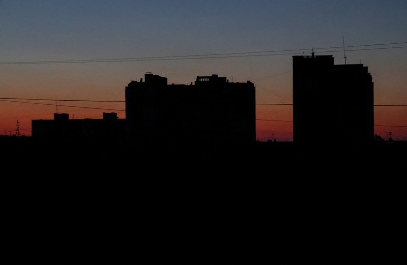 Bangunan-bangunan perumahan di malam hari selama pemadaman listrik sementara, yang menurut pihak berwenang setempat disebabkan oleh gangguan teknologi pada jaringan energi semenanjung, di tengah konflik Rusia-Ukraina di kota resor Laut Hitam Yevpatoriya, Krimea, 23 Juni 2026. (REUTERS/Alexey Pavlishak)
