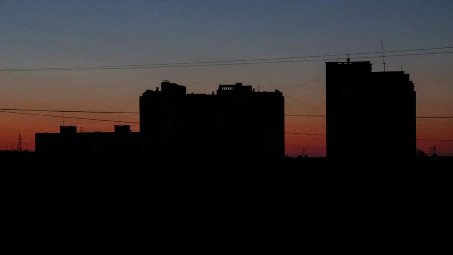 Bangunan-bangunan perumahan di malam hari selama pemadaman listrik sementara, yang menurut pihak berwenang setempat disebabkan oleh gangguan teknologi pada jaringan energi semenanjung, di tengah konflik Rusia-Ukraina di kota resor Laut Hitam Yevpator