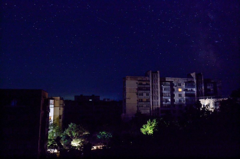 Bangunan-bangunan perumahan di malam hari selama pemadaman listrik sementara, yang menurut pihak berwenang setempat disebabkan oleh gangguan teknologi pada jaringan energi semenanjung, di tengah konflik Rusia-Ukraina di kota resor Laut Hitam Yevpatoriya, Krimea, 23 Juni 2026. (REUTERS/Alexey Pavlishak)