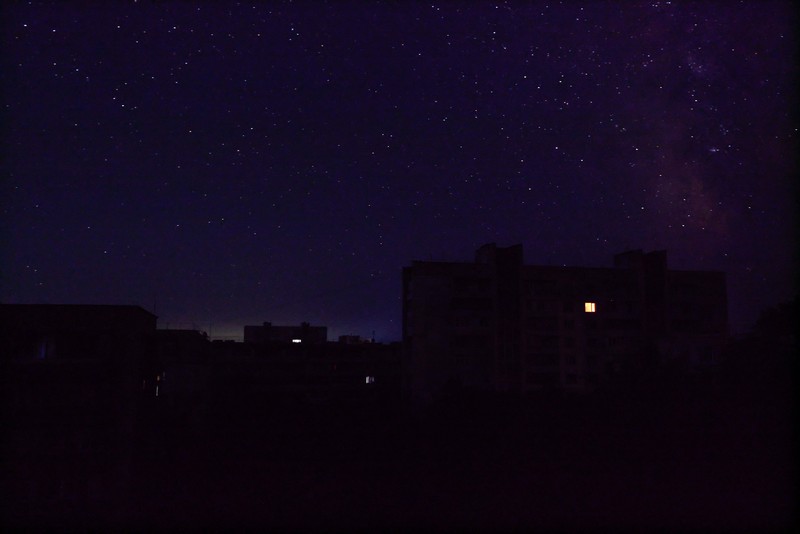 Bangunan-bangunan perumahan di malam hari selama pemadaman listrik sementara, yang menurut pihak berwenang setempat disebabkan oleh gangguan teknologi pada jaringan energi semenanjung, di tengah konflik Rusia-Ukraina di kota resor Laut Hitam Yevpatoriya, Krimea, 23 Juni 2026. (REUTERS/Alexey Pavlishak)