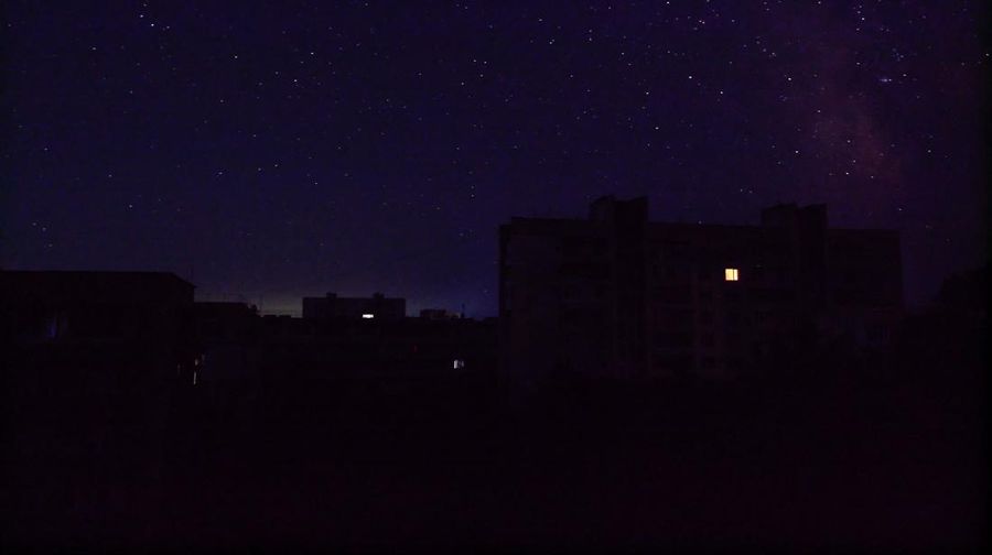 Bangunan-bangunan perumahan di malam hari selama pemadaman listrik sementara, yang menurut pihak berwenang setempat disebabkan oleh gangguan teknologi pada jaringan energi semenanjung, di tengah konflik Rusia-Ukraina di kota resor Laut Hitam Yevpatoriya, Krimea, 23 Juni 2026.