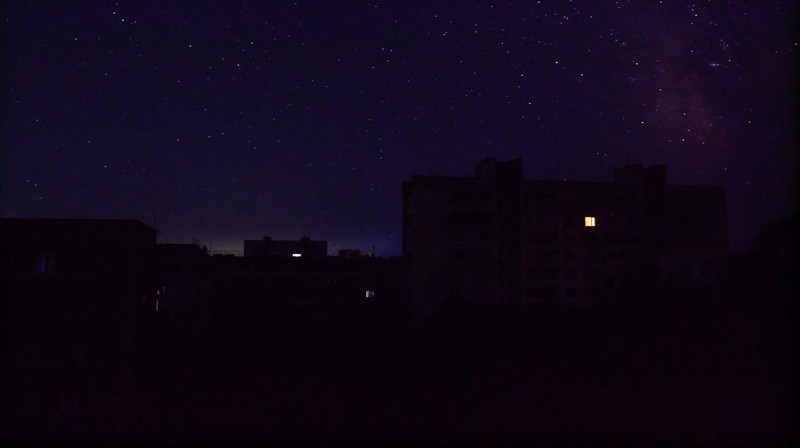 Bangunan-bangunan perumahan di malam hari selama pemadaman listrik sementara, yang menurut pihak berwenang setempat disebabkan oleh gangguan teknologi pada jaringan energi semenanjung, di tengah konflik Rusia-Ukraina di kota resor Laut Hitam Yevpatoriya, Krimea, 23 Juni 2026.