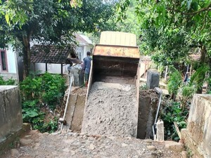 Pemkab Tinjau Jembatan Antardesa Ambruk di Sumur Pandeglang