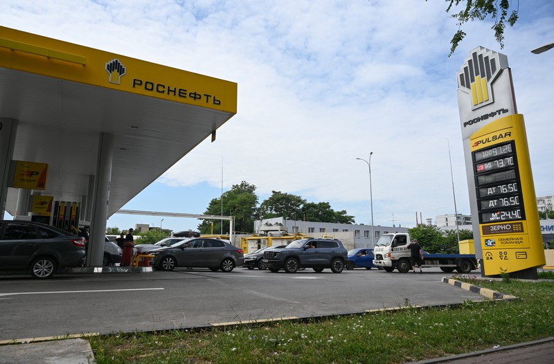 Kendaraan mengantre untuk mengisi bahan bakar di pompa bensin Lukoil, karena menurut pejabat setempat beberapa stasiun pengisian bahan bakar regional menghadapi kekurangan bensin akibat pengurangan produksi di kilang-kilang utama, di tengah konflik Rusia-Ukraina di Rostov-on-Don, Rusia, 23 Juni 2026. (REUTERS/Sergey Pivovarov)