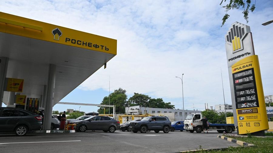 Kendaraan mengantre untuk mengisi bahan bakar di pompa bensin Rosneft, karena menurut pejabat setempat beberapa stasiun pengisian bahan bakar regional menghadapi kekurangan bensin akibat pengurangan produksi di kilang-kilang utama, di tengah konflik Rusia-Ukraina di Rostov-on-Don, Rusia, 23 Juni 2026.
