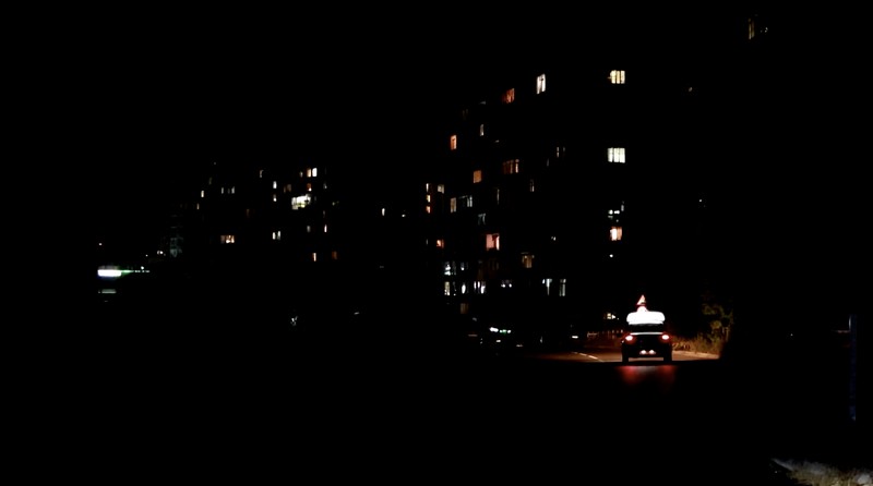 Bangunan-bangunan perumahan di malam hari selama pemadaman listrik sementara, yang menurut pihak berwenang setempat disebabkan oleh gangguan teknologi pada jaringan energi semenanjung, di tengah konflik Rusia-Ukraina di kota resor Laut Hitam Yevpatoriya, Krimea, 23 Juni 2026. (REUTERS/Alexey Pavlishak)