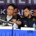 Menkeu RI Purbaya Yudhi Sadewa berbincang dengan Dirjen Bea Cukai Djaka Budhi Utama dalam konferensi pers Penindakan Bea Cukai Berupa Peti Kemas berisi pakaian bekas diBuffer Area TPS CDC Banda, Jalan Banda No.1, Tanjung Priok, Kota Jakarta Utara, Se