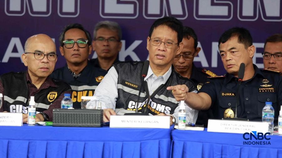 Menkeu RI Purbaya Yudhi Sadewa berbincang dengan Dirjen Bea Cukai Djaka Budhi Utama dalam konferensi pers Penindakan Bea Cukai Berupa Peti Kemas berisi pakaian bekas diBuffer Area TPS CDC Banda, Jalan Banda No.1, Tanjung Priok, Kota Jakarta Utara, Se