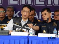 Menkeu RI Purbaya Yudhi Sadewa berbincang dengan Dirjen Bea Cukai Djaka Budhi Utama dalam konferensi pers Penindakan Bea Cukai Berupa Peti Kemas berisi pakaian bekas diBuffer Area TPS CDC Banda, Jalan Banda No.1, Tanjung Priok, Kota Jakarta Utara, Se