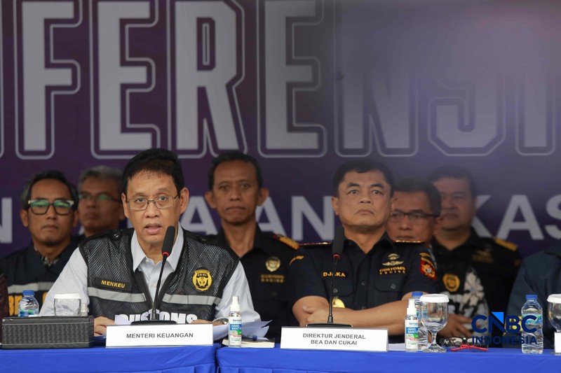 Menkeu RI Purbaya Yudhi Sadewa berbincang dengan Dirjen Bea Cukai Djaka Budhi Utama dalam konferensi pers Penindakan Bea Cukai Berupa Peti Kemas berisi pakaian bekas diBuffer Area TPS CDC Banda, Jalan Banda No.1, Tanjung Priok, Kota Jakarta Utara, Selasa, (23/6/2026). (CNBCIndonesia/Muhammad Sabki)