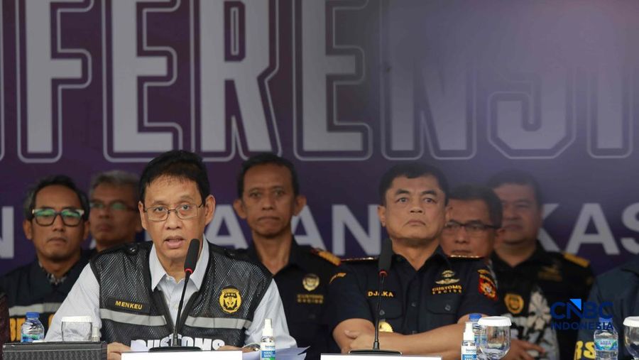 Menkeu RI Purbaya Yudhi Sadewa berbincang dengan Dirjen Bea Cukai Djaka Budhi Utama dalam konferensi pers Penindakan Bea Cukai Berupa Peti Kemas berisi pakaian bekas diBuffer Area TPS CDC Banda, Jalan Banda No.1, Tanjung Priok, Kota Jakarta Utara, Se