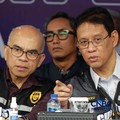 Menkeu RI Purbaya Yudhi Sadewa berbincang dengan Sekretaris Jenderal (Sekjen) Kementerian Keuangan  Robert Leonard Marbun dalam Konferensi Pers Penindakan Bea Cukai Berupa Peti Kemas berisi pakaian bekas diBuffer Area TPS CDC Banda, Jalan Banda No.1,