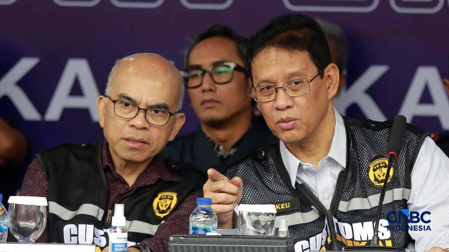 Menkeu RI Purbaya Yudhi Sadewa berbincang dengan Sekretaris Jenderal (Sekjen) Kementerian Keuangan  Robert Leonard Marbun dalam Konferensi Pers Penindakan Bea Cukai Berupa Peti Kemas berisi pakaian bekas diBuffer Area TPS CDC Banda, Jalan Banda No.1,