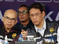 Menkeu RI Purbaya Yudhi Sadewa berbincang dengan Sekretaris Jenderal (Sekjen) Kementerian Keuangan  Robert Leonard Marbun dalam Konferensi Pers Penindakan Bea Cukai Berupa Peti Kemas berisi pakaian bekas diBuffer Area TPS CDC Banda, Jalan Banda No.1,