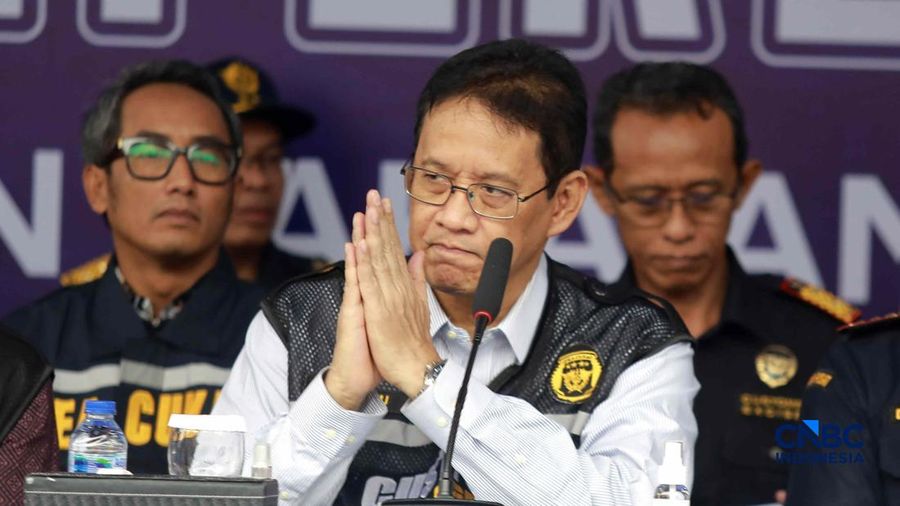 Menkeu RI Purbaya Yudhi Sadewa dalam konferensi pers Penindakan Bea Cukai Berupa Peti Kemas berisi pakaian bekas diBuffer Area TPS CDC Banda, Jalan Banda No.1, Tanjung Priok, Kota Jakarta Utara, Selasa, (23/6/2026). (CNBCIndonesia/Muhammad Sabki)