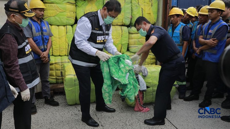 Menkeu RI Purbaya Yudhi Sadewa dalam konferensi pers Penindakan Bea Cukai Berupa Peti Kemas berisi pakaian bekas diBuffer Area TPS CDC Banda, Jalan Banda No.1, Tanjung Priok, Kota Jakarta Utara, Selasa, (23/6/2026). (CNBCIndonesia/Muhammad Sabki)