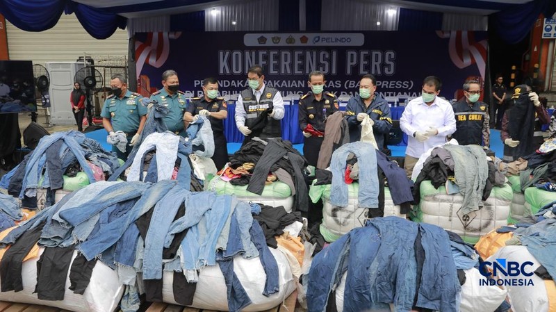 Menkeu RI Purbaya Yudhi Sadewa dalam konferensi pers Penindakan Bea Cukai Berupa Peti Kemas berisi pakaian bekas diBuffer Area TPS CDC Banda, Jalan Banda No.1, Tanjung Priok, Kota Jakarta Utara, Selasa, (23/6/2026). (CNBCIndonesia/Muhammad Sabki)