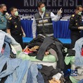 Menkeu RI Purbaya Yudhi Sadewa dalam konferensi pers Penindakan Bea Cukai Berupa Peti Kemas berisi pakaian bekas diBuffer Area TPS CDC Banda, Jalan Banda No.1, Tanjung Priok, Kota Jakarta Utara, Selasa, (23/6/2026). (CNBCIndonesia/Muhammad Sabki)