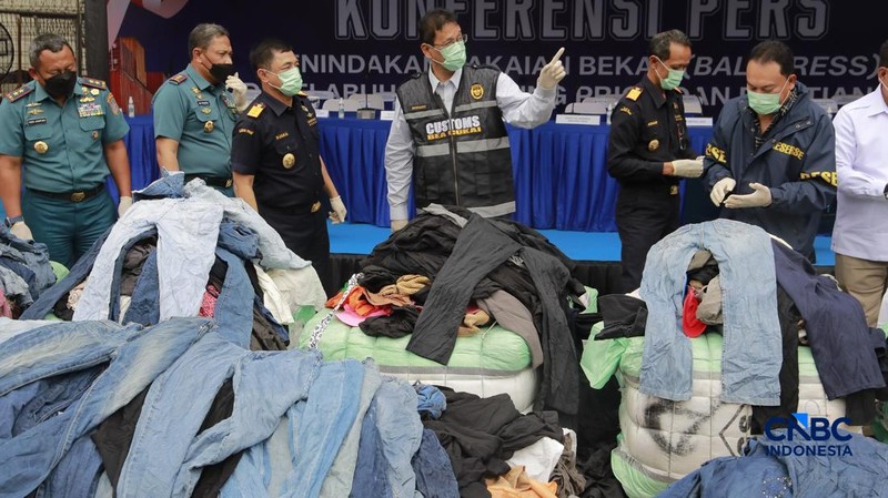 Menkeu RI Purbaya Yudhi Sadewa dalam konferensi pers Penindakan Bea Cukai Berupa Peti Kemas berisi pakaian bekas diBuffer Area TPS CDC Banda, Jalan Banda No.1, Tanjung Priok, Kota Jakarta Utara, Selasa, (23/6/2026). (CNBCIndonesia/Muhammad Sabki)