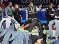Menkeu RI Purbaya Yudhi Sadewa dalam konferensi pers Penindakan Bea Cukai Berupa Peti Kemas berisi pakaian bekas diBuffer Area TPS CDC Banda, Jalan Banda No.1, Tanjung Priok, Kota Jakarta Utara, Selasa, (23/6/2026). (CNBCIndonesia/Muhammad Sabki)