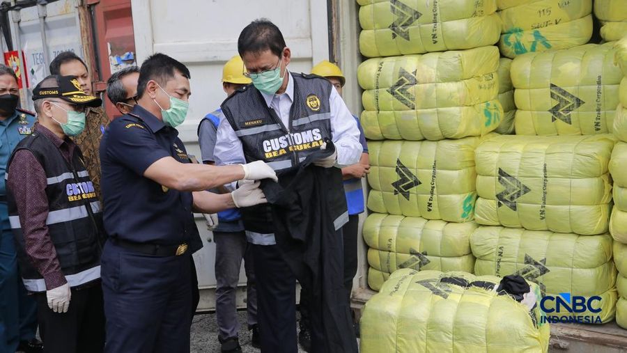 Menkeu RI Purbaya Yudhi Sadewa dalam konferensi pers Penindakan Bea Cukai Berupa Peti Kemas berisi pakaian bekas diBuffer Area TPS CDC Banda, Jalan Banda No.1, Tanjung Priok, Kota Jakarta Utara, Selasa, (23/6/2026). (CNBCIndonesia/Muhammad Sabki)