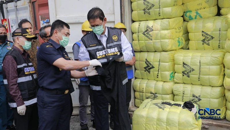 Menkeu RI Purbaya Yudhi Sadewa dalam konferensi pers Penindakan Bea Cukai Berupa Peti Kemas berisi pakaian bekas diBuffer Area TPS CDC Banda, Jalan Banda No.1, Tanjung Priok, Kota Jakarta Utara, Selasa, (23/6/2026). (CNBCIndonesia/Muhammad Sabki)
