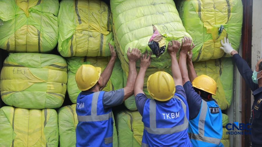 Menkeu RI Purbaya Yudhi Sadewa dalam konferensi pers Penindakan Bea Cukai Berupa Peti Kemas berisi pakaian bekas diBuffer Area TPS CDC Banda, Jalan Banda No.1, Tanjung Priok, Kota Jakarta Utara, Selasa, (23/6/2026). (CNBCIndonesia/Muhammad Sabki)