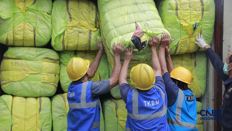 Menkeu RI Purbaya Yudhi Sadewa dalam konferensi pers Penindakan Bea Cukai Berupa Peti Kemas berisi pakaian bekas diBuffer Area TPS CDC Banda, Jalan Banda No.1, Tanjung Priok, Kota Jakarta Utara, Selasa, (23/6/2026). (CNBCIndonesia/Muhammad Sabki)