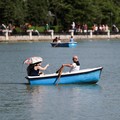 Orang-orang berperahu di Taman El Retiro pada hari yang panas di Madrid, Spanyol, 23 Juni 2026. (REUTERS/Mohammed Salem)