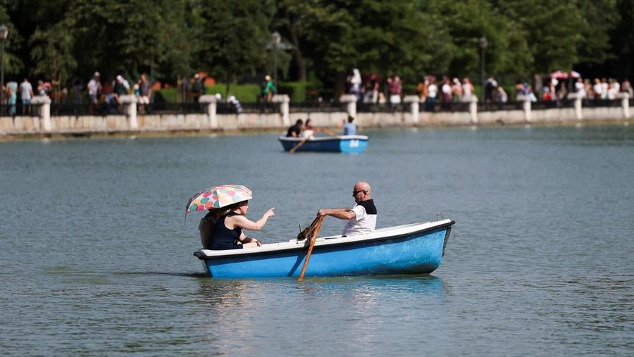 Orang-orang berperahu di Taman El Retiro pada hari yang panas di Madrid, Spanyol, 23 Juni 2026.