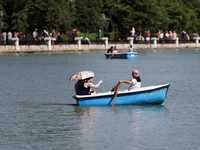 Orang-orang berperahu di Taman El Retiro pada hari yang panas di Madrid, Spanyol, 23 Juni 2026. (REUTERS/Mohammed Salem)