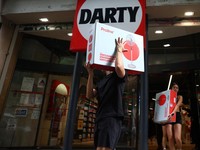 Orang-orang membawa kipas angin listrik dalam kotak meninggalkan cabang toko elektronik dan peralatan rumah tangga Darty di Paris saat suhu meningkat di Paris selama gelombang panas yang melanda sebagian besar Prancis, 23 Juni 2026. (REUTERS/Abdul Sa