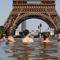 Orang-orang mendinginkan diri di Air Mancur Trocadero di sebelah Menara Eiffel saat suhu meningkat selama gelombang panas yang melanda sebagian besar negara, di Paris, Prancis, 22 Juni 2026. (REUTERS/Abdul Saboor)