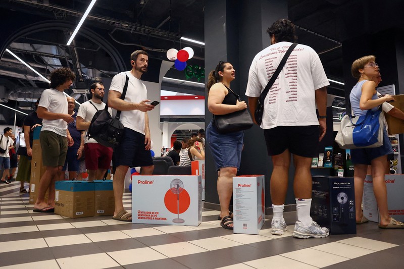 Orang-orang mengantre untuk membeli kipas angin berdiri dan pelembap udara di cabang toko elektronik dan peralatan rumah tangga Darty di Paris saat suhu meningkat di Paris selama gelombang panas yang melanda sebagian besar Prancis, 23 Juni 2026. (REUTERS/Abdul Saboor)
