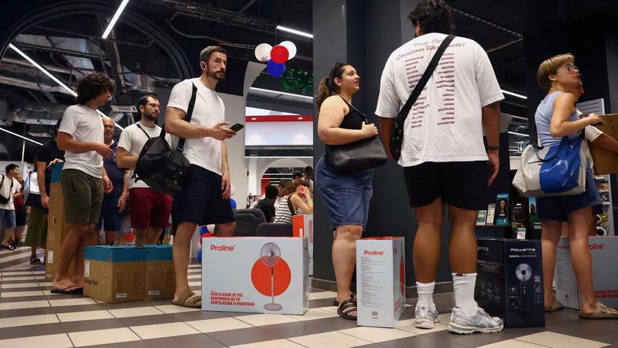 Orang-orang mengantre untuk membeli kipas angin berdiri dan pelembap udara di cabang toko elektronik dan peralatan rumah tangga Darty di Paris saat suhu meningkat di Paris selama gelombang panas yang melanda sebagian besar Prancis, 23 Juni 2026. (REU