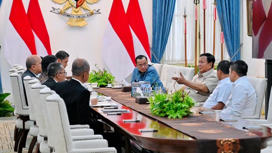 Presiden Prabowo Subianto memimpin rapat terbatas bersama sejumlah menteri Kabinet Merah Putih di Istana Merdeka, Jakarta, pada Senin (22/6/2026). (Tangkapan layar sekretariat.kabinet)