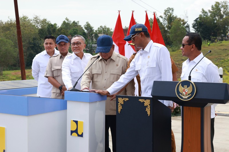 Presiden Prabowo Subianto meresmikan selesainya pembangunan jalan daerah sepanjang 1.151 kilometer yang tersebar di 37 provinsi di Indonesia yang dilakukan di Sampang, Jawa Timur, pada Selasa (23/6/2026). (Dok. Badan Komunikasi Pemerintah (Bakom) RI)