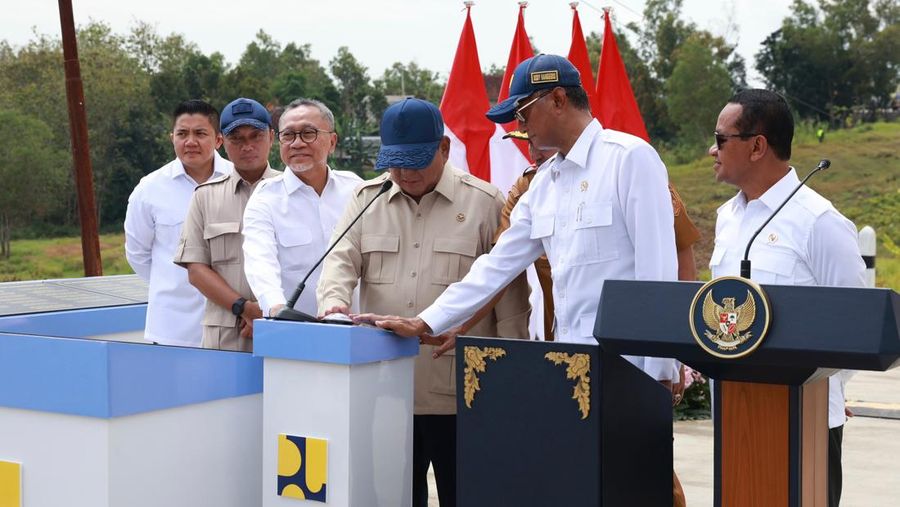 Presiden Prabowo Subianto meresmikan selesainya pembangunan jalan daerah sepanjang 1.151 kilometer yang tersebar di 37 provinsi di Indonesia yang dilakukan di Sampang, Jawa Timur, pada Selasa (23/6/2026).